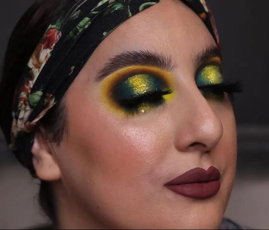 Stunning vibrant halo eye with glitter accents
