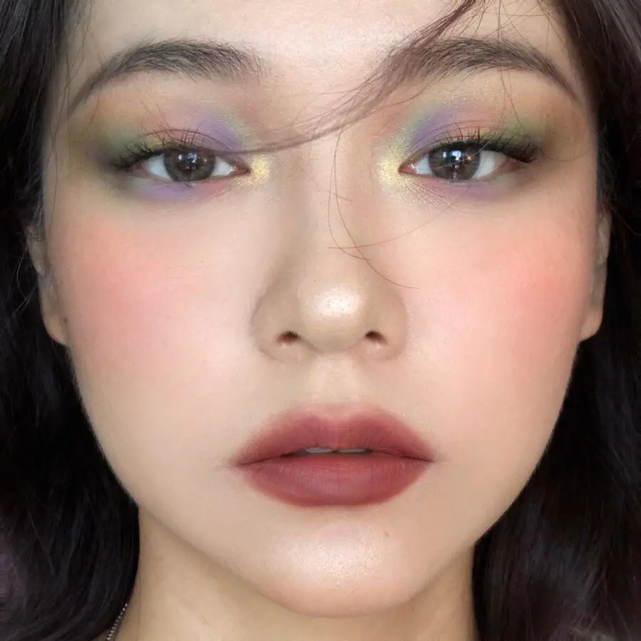 Vibrant hues enhance small eyes beautifully