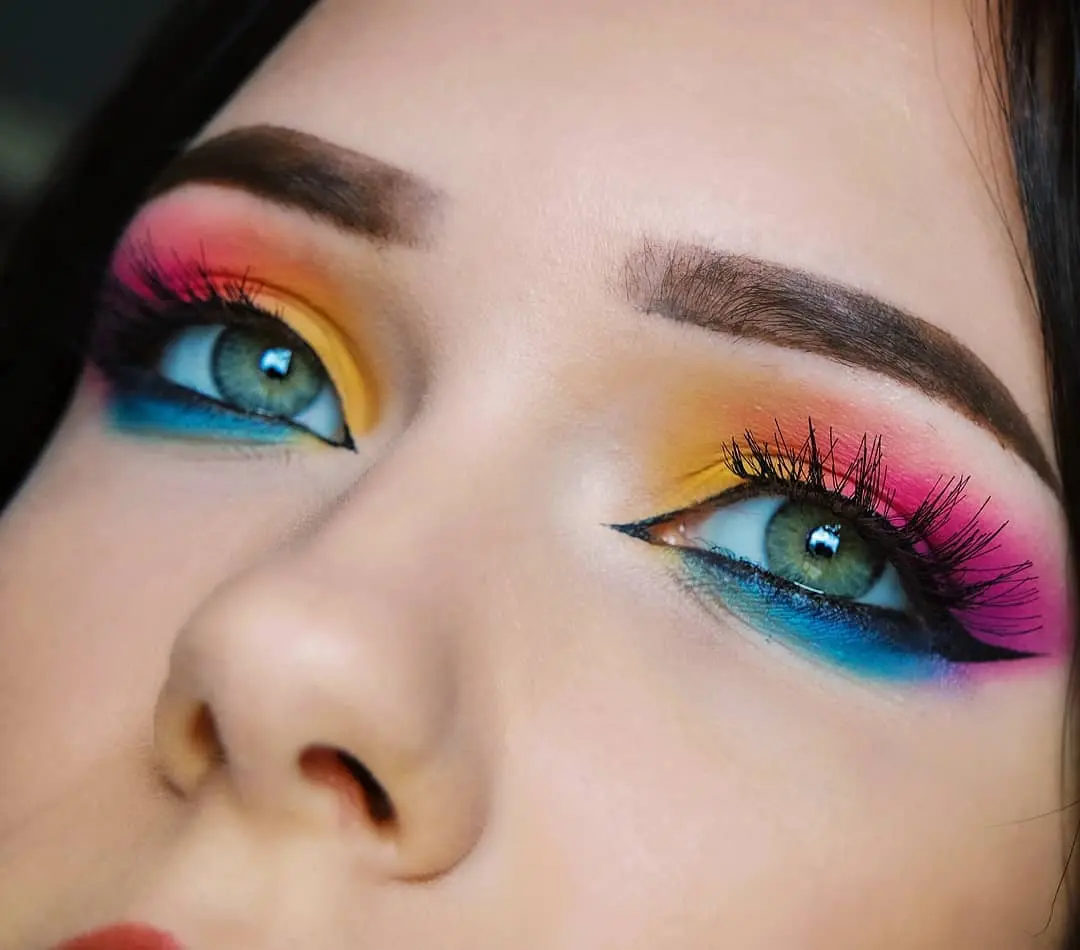 Bright, bold eyeshadow for small eyes