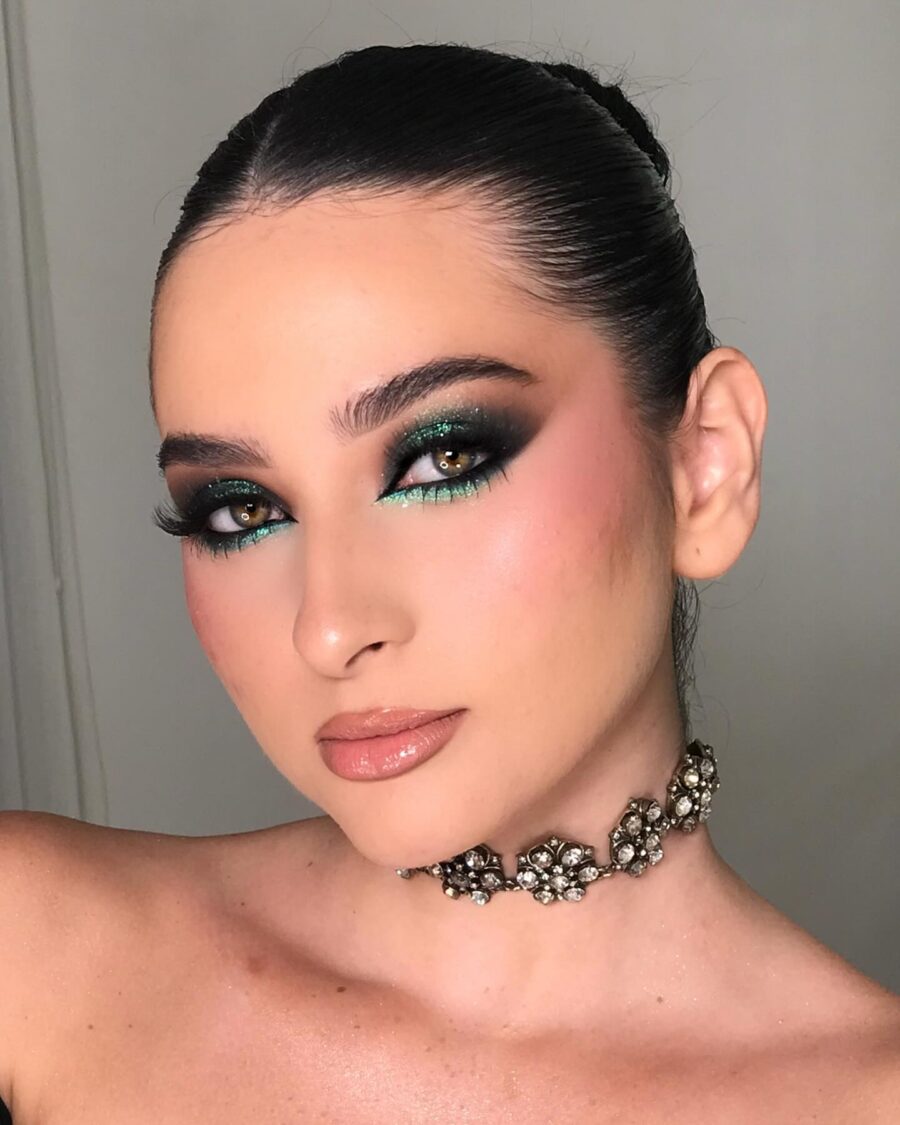 Bold and glamorous eye makeup for weddings