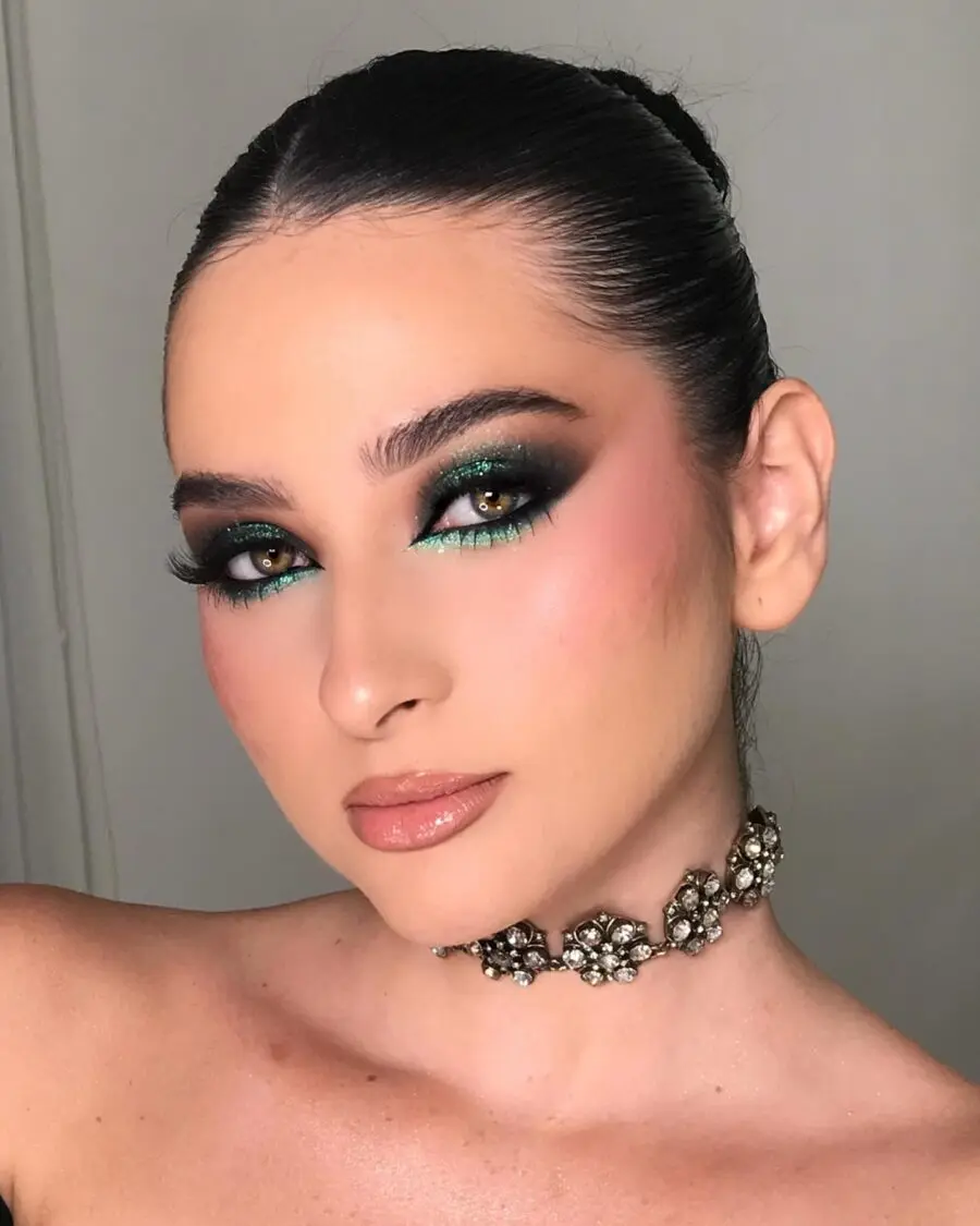 Bold and glamorous eye makeup for weddings
