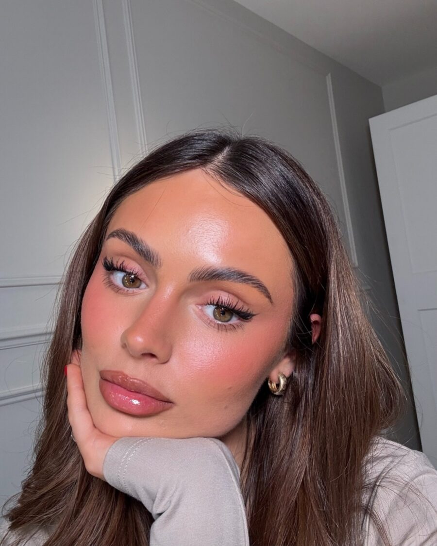 Trendy glowy makeup for wedding guests