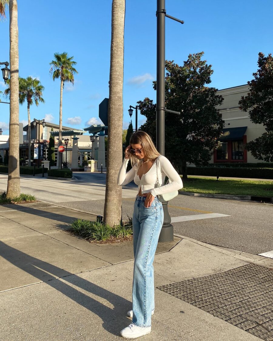 Effortless style with white sneakers in leisure.