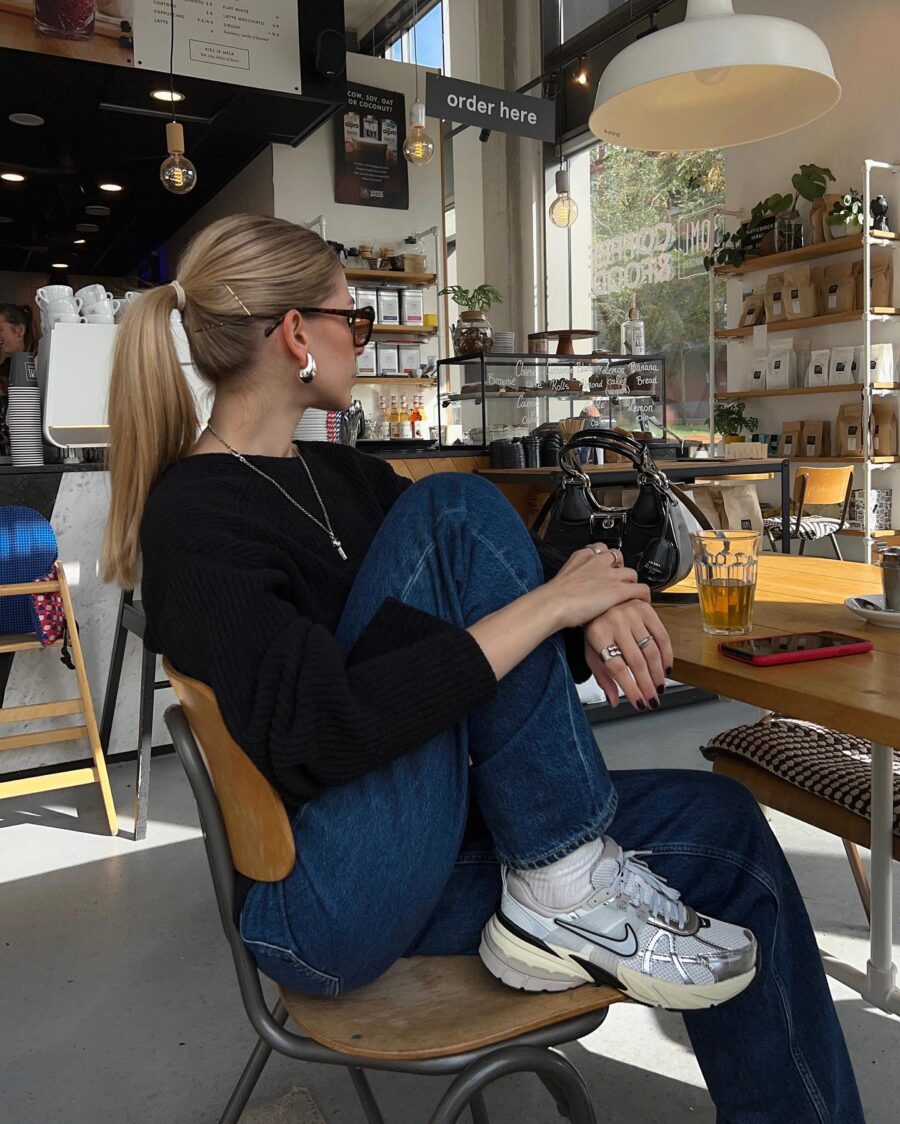 Chic and casual café outfit with sneakers