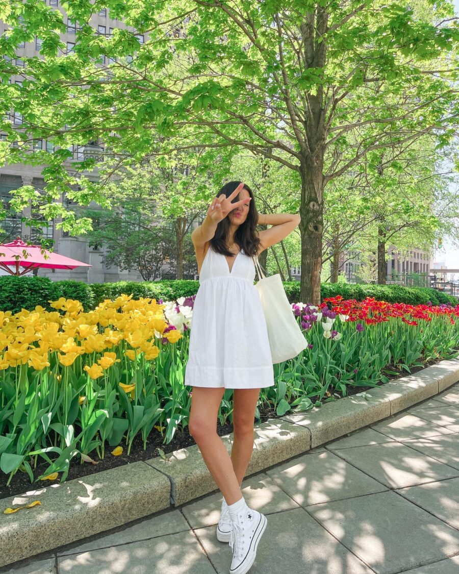 Effortless summer style with white sneakers