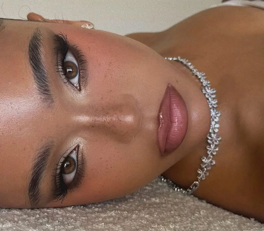 Glamorous baddie makeup with stunning eyes