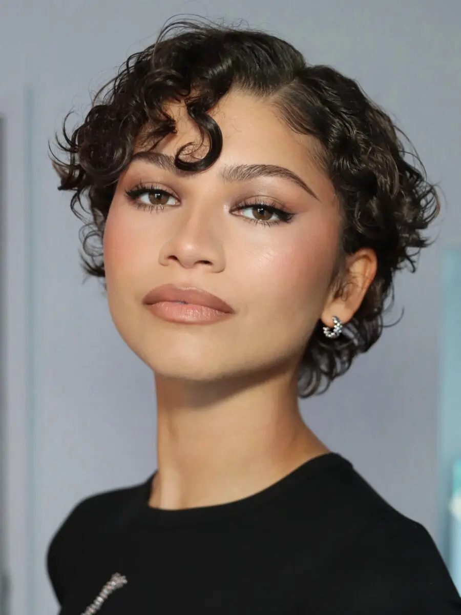 Elegant baddie makeup with soft curls