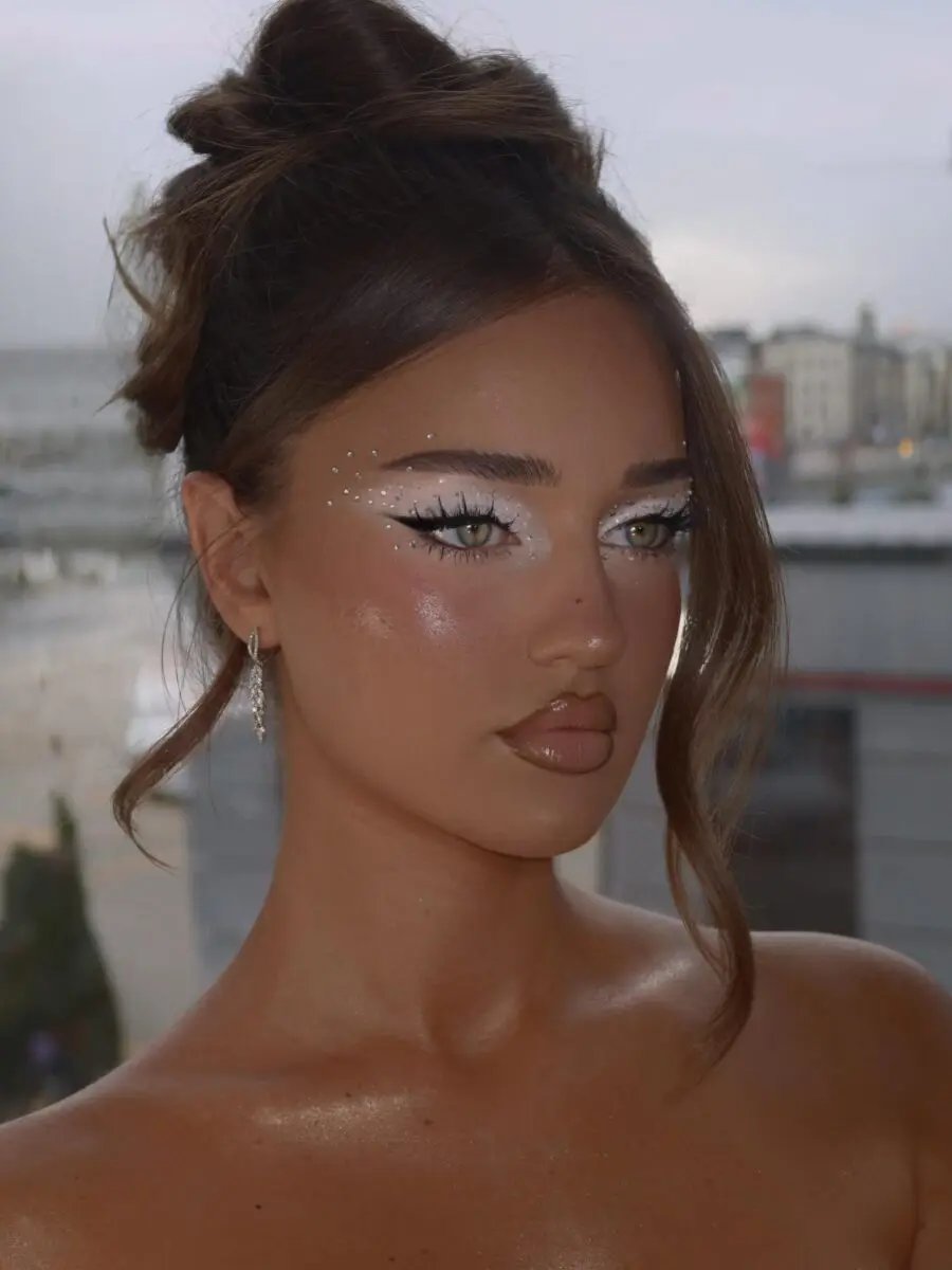 Dramatic baddie look with bold accents