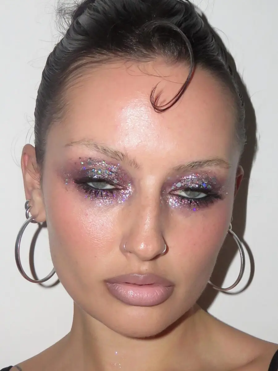 Glamorous glitter eyes for a baddie look