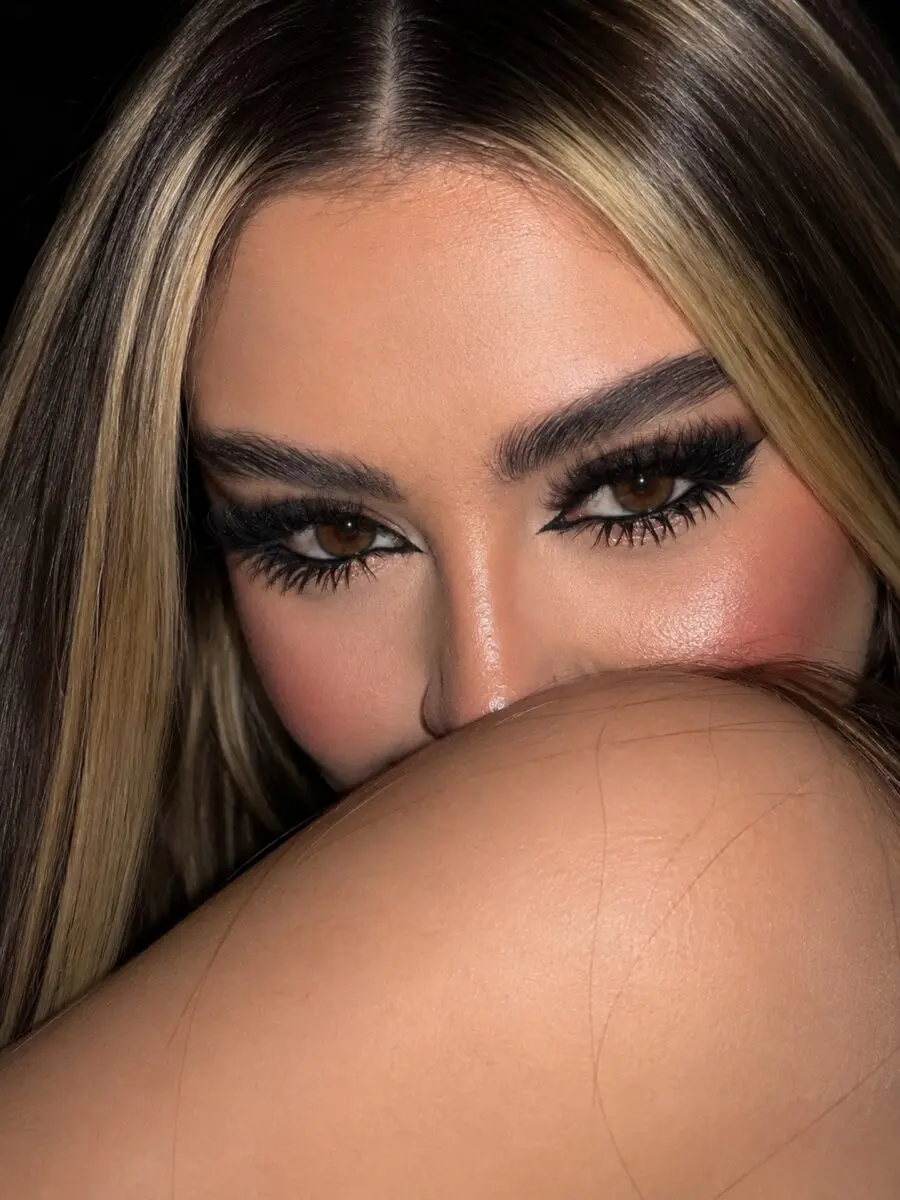 Stunning baddie makeup with bold eyes