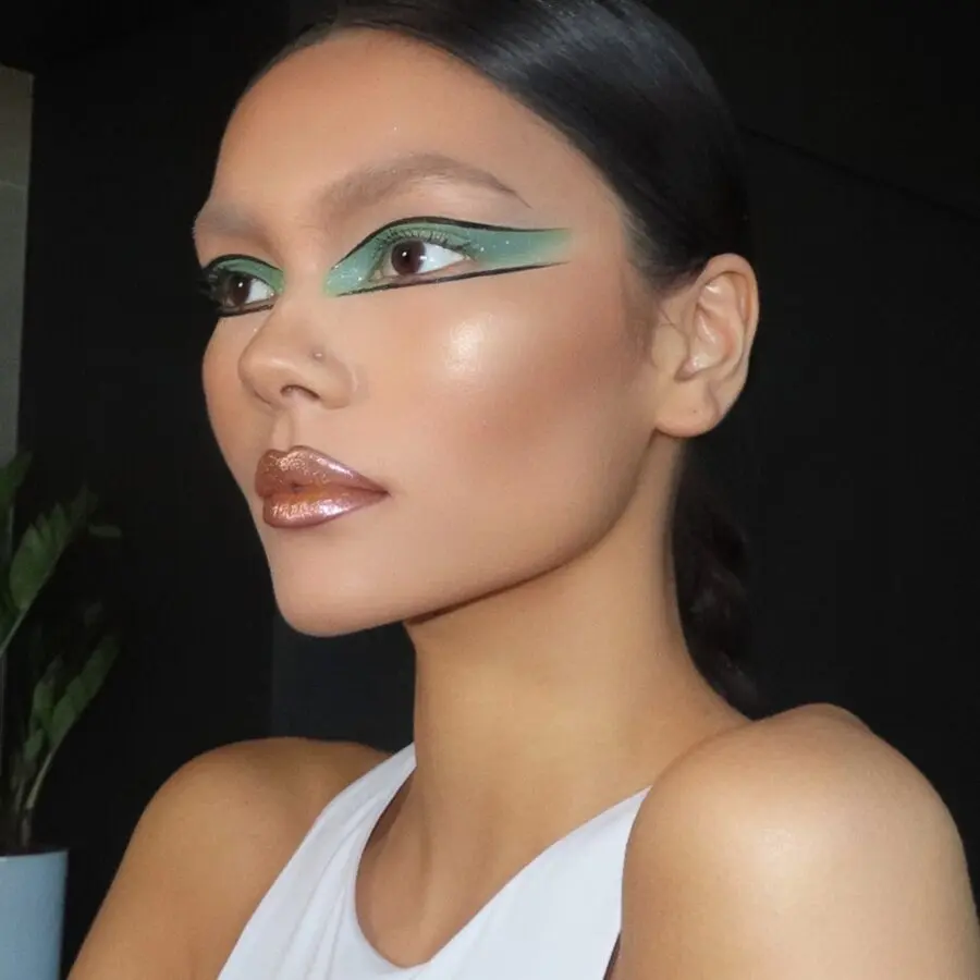 Bold Green Eyeliner with Glossy Finish