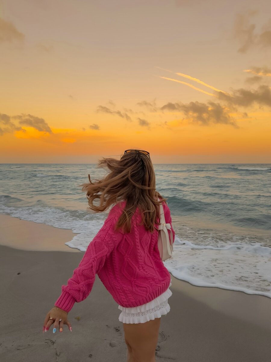Cozy beach look at sunset vibes