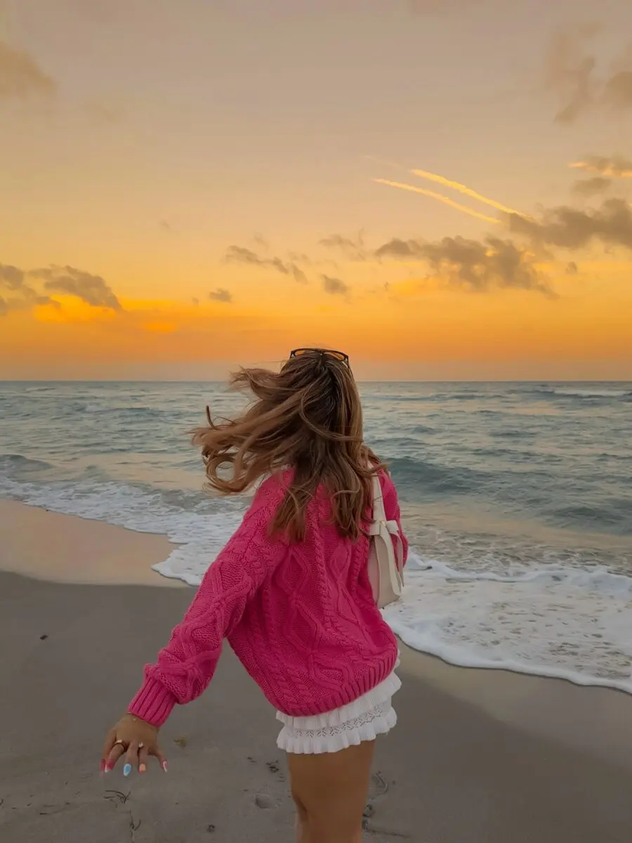 Cozy beach look at sunset vibes