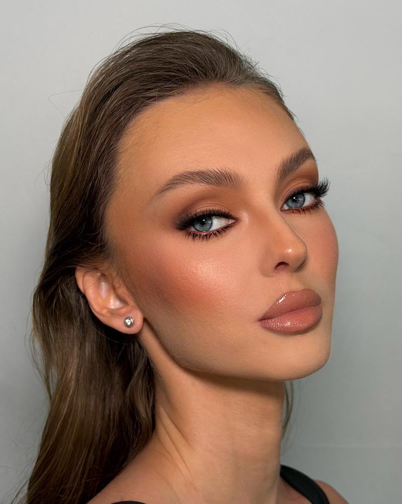 Elegant bridal makeup with dazzling gaze