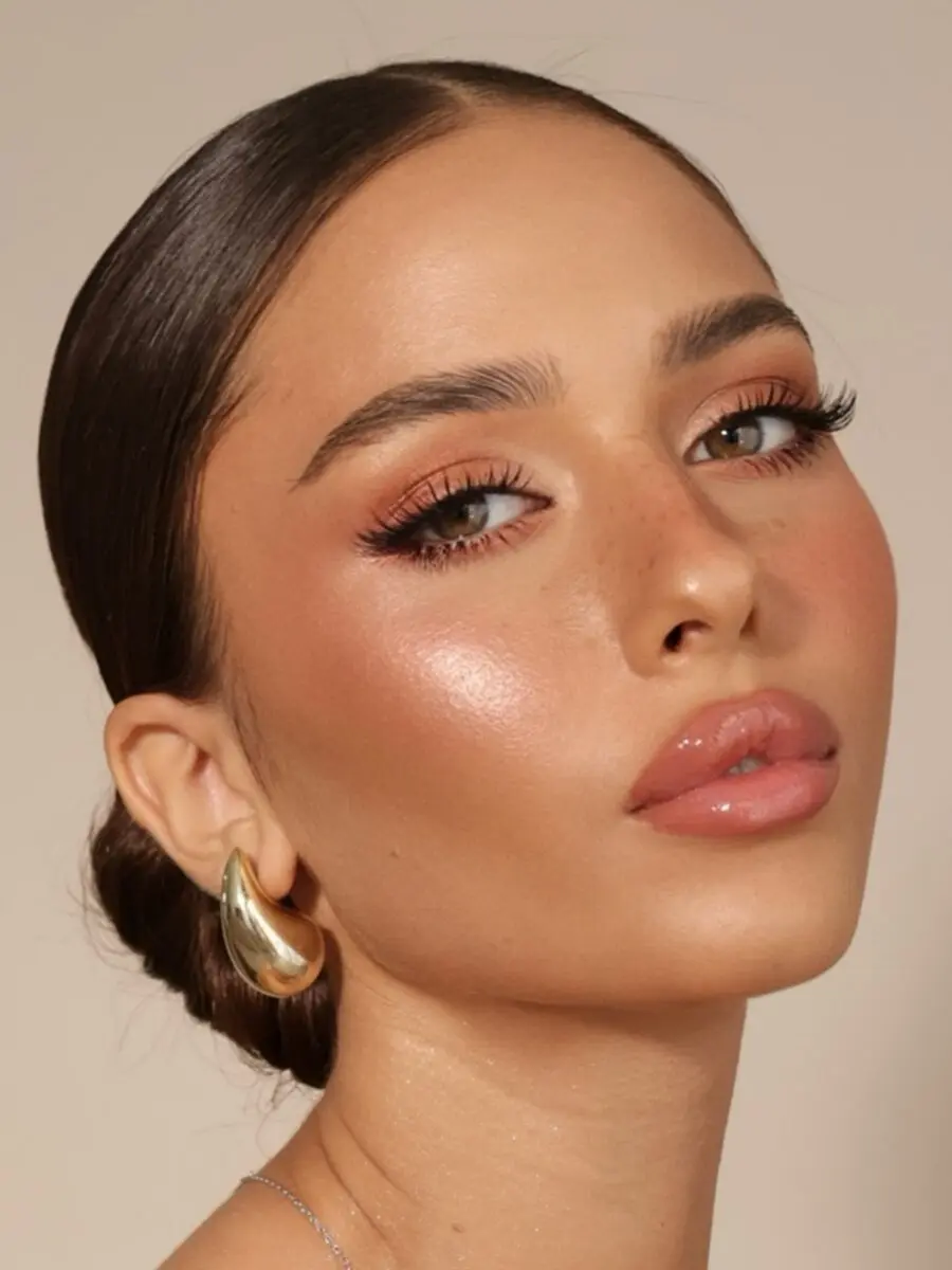 Radiant bridal makeup for a natural look