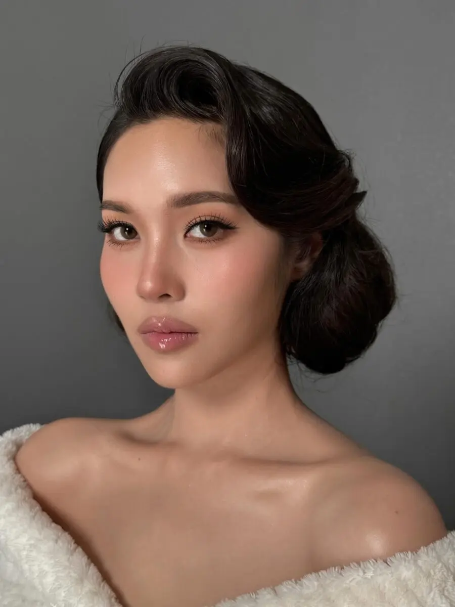 Elegant and timeless bridal makeup look