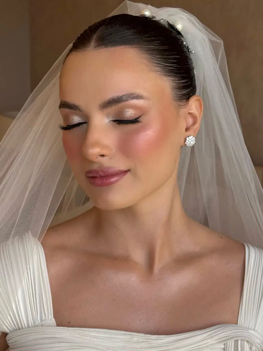 Soft and radiant bridal makeup for perfect elegance