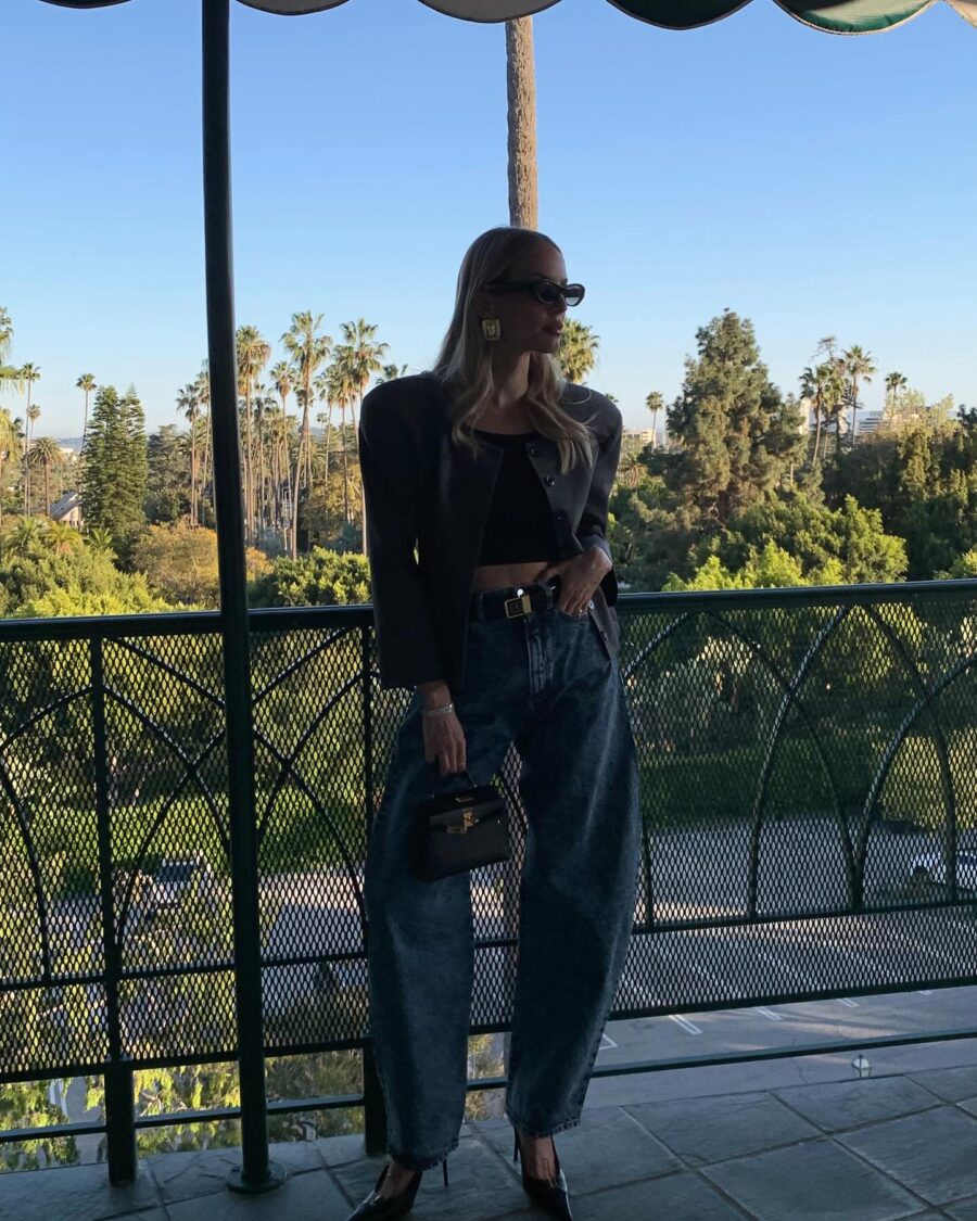 Stylish black jacket with high-waisted jeans