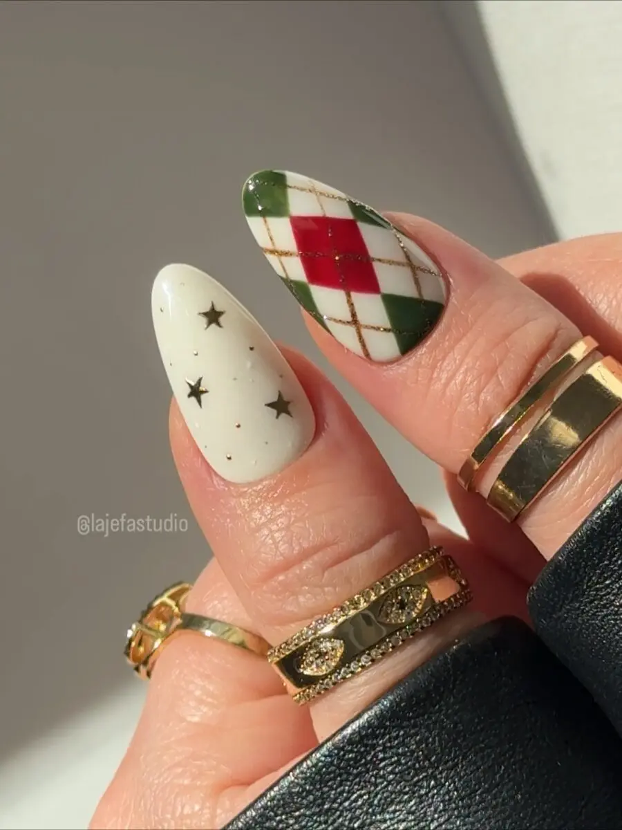 Stylish Christmas Themed Nail Art Designs