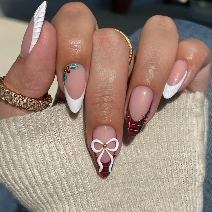 Charming Christmas nails with plaid and bows