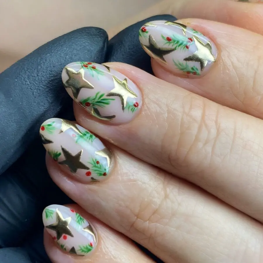 Festive Christmas nails with elegant designs