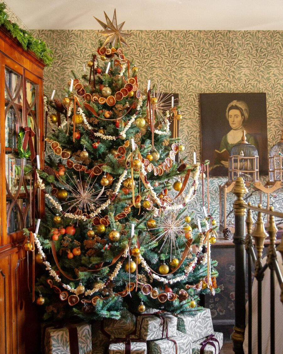 Charming vintage-inspired Christmas tree decor