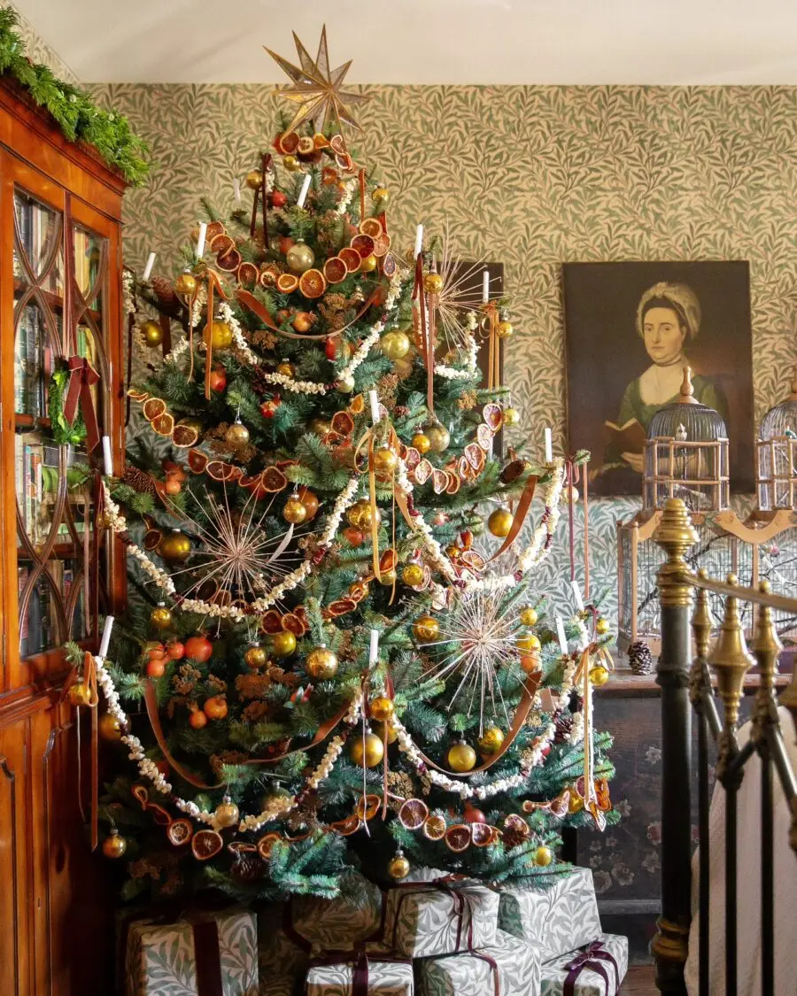 Charming vintage-inspired Christmas tree decor