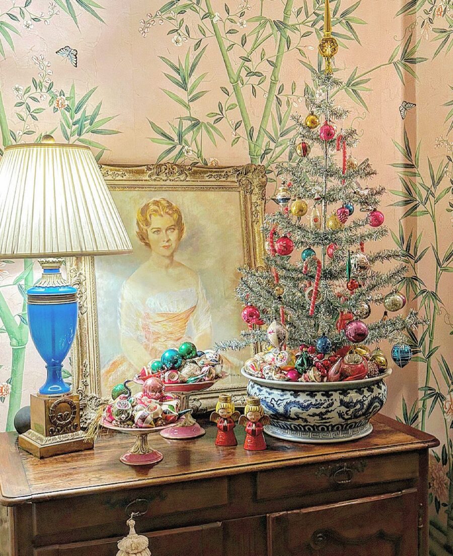 Charming vintage-inspired Christmas tree decor