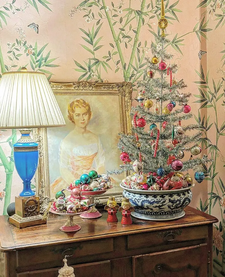 Charming vintage-inspired Christmas tree decor