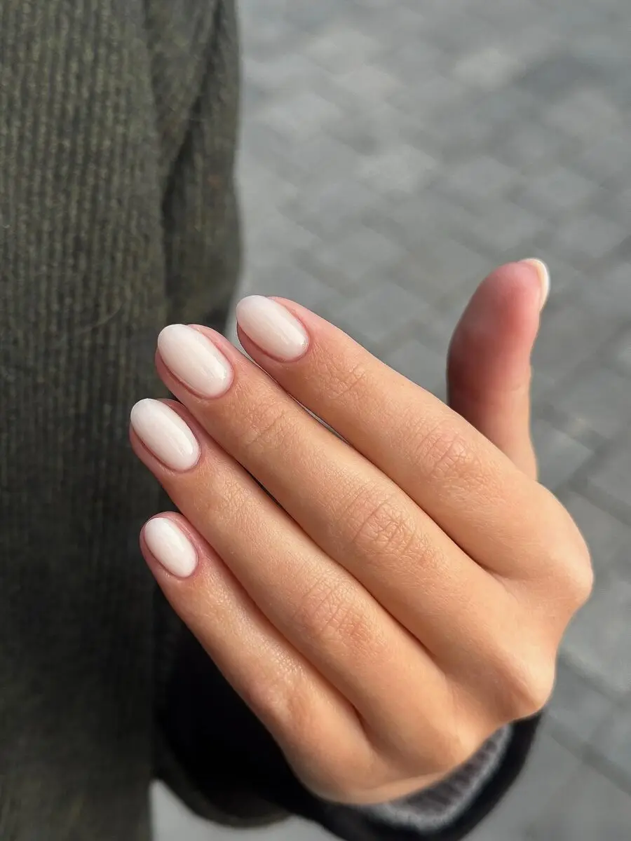 Delicate clean girl nails for a modern look