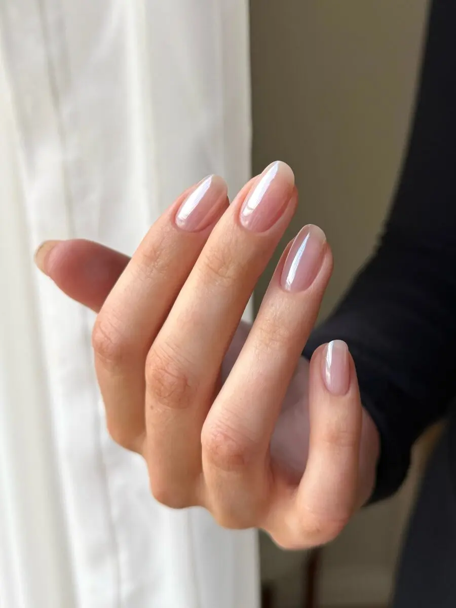 Elegant and minimalistic clean girl nails look