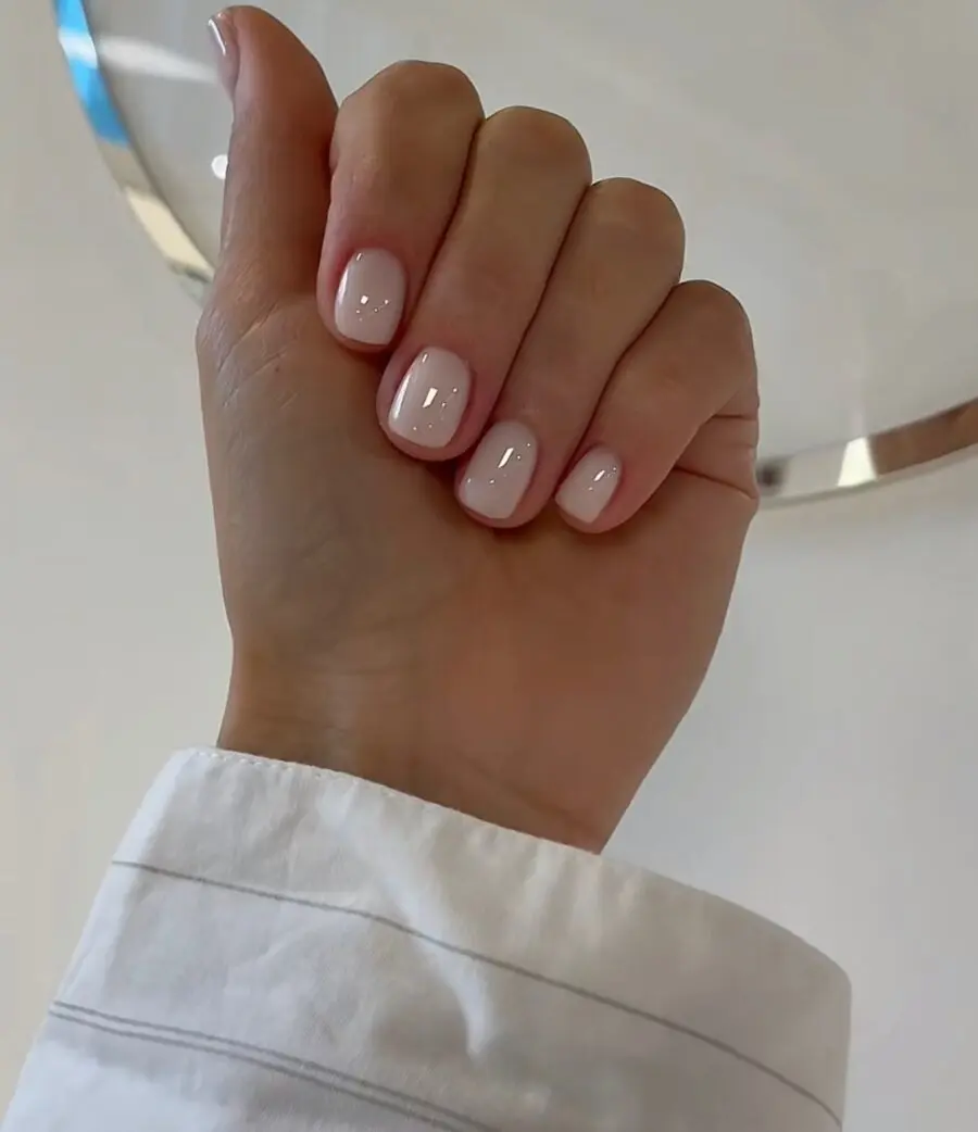 Elegance captured in minimalistic nail design