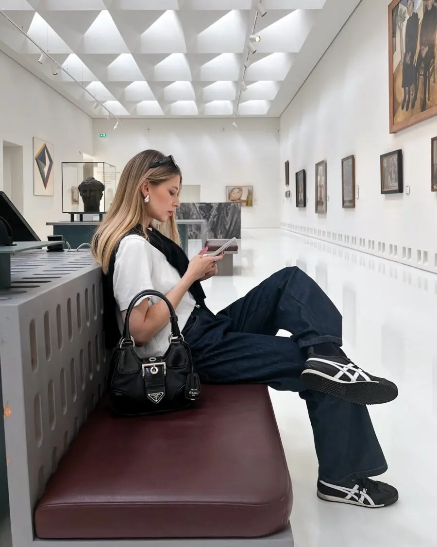 Chic and Casual Museum Ensemble for Effortless Style