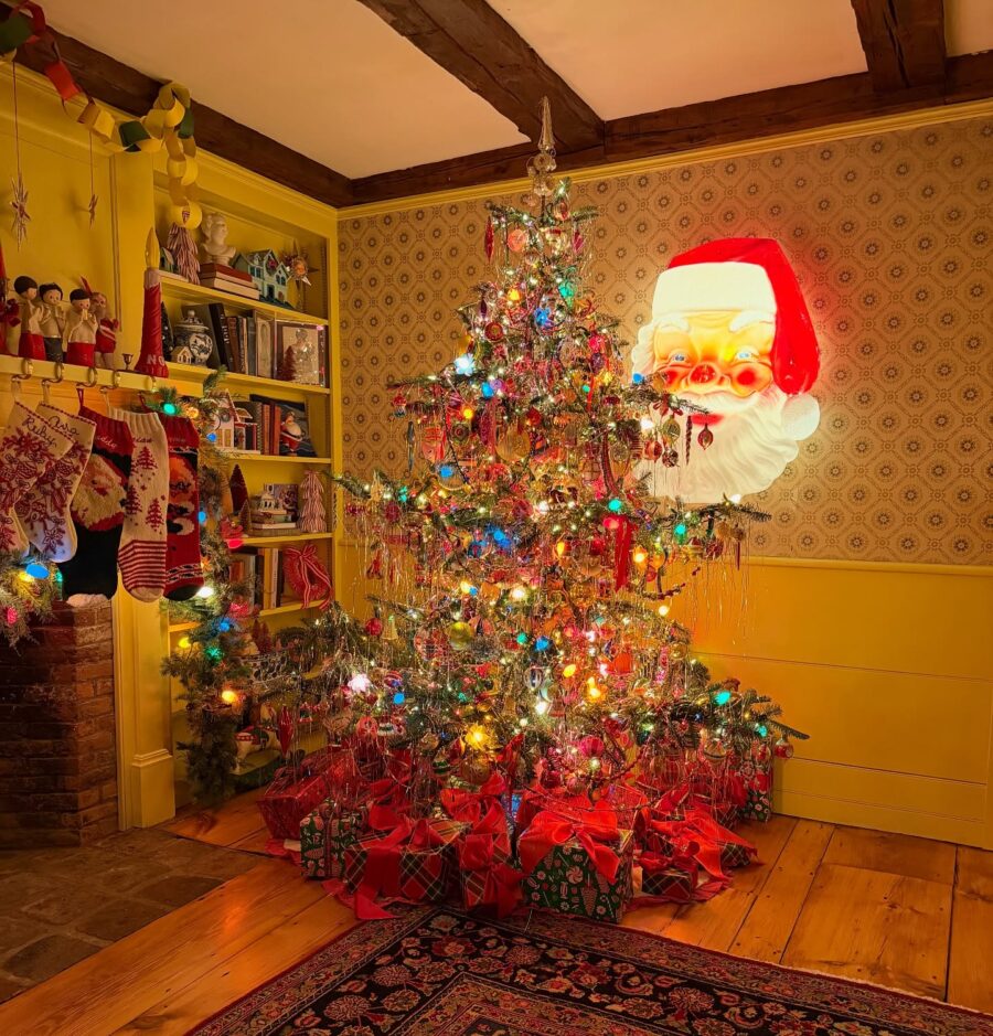 Bright Christmas Tree with Festive Vibes