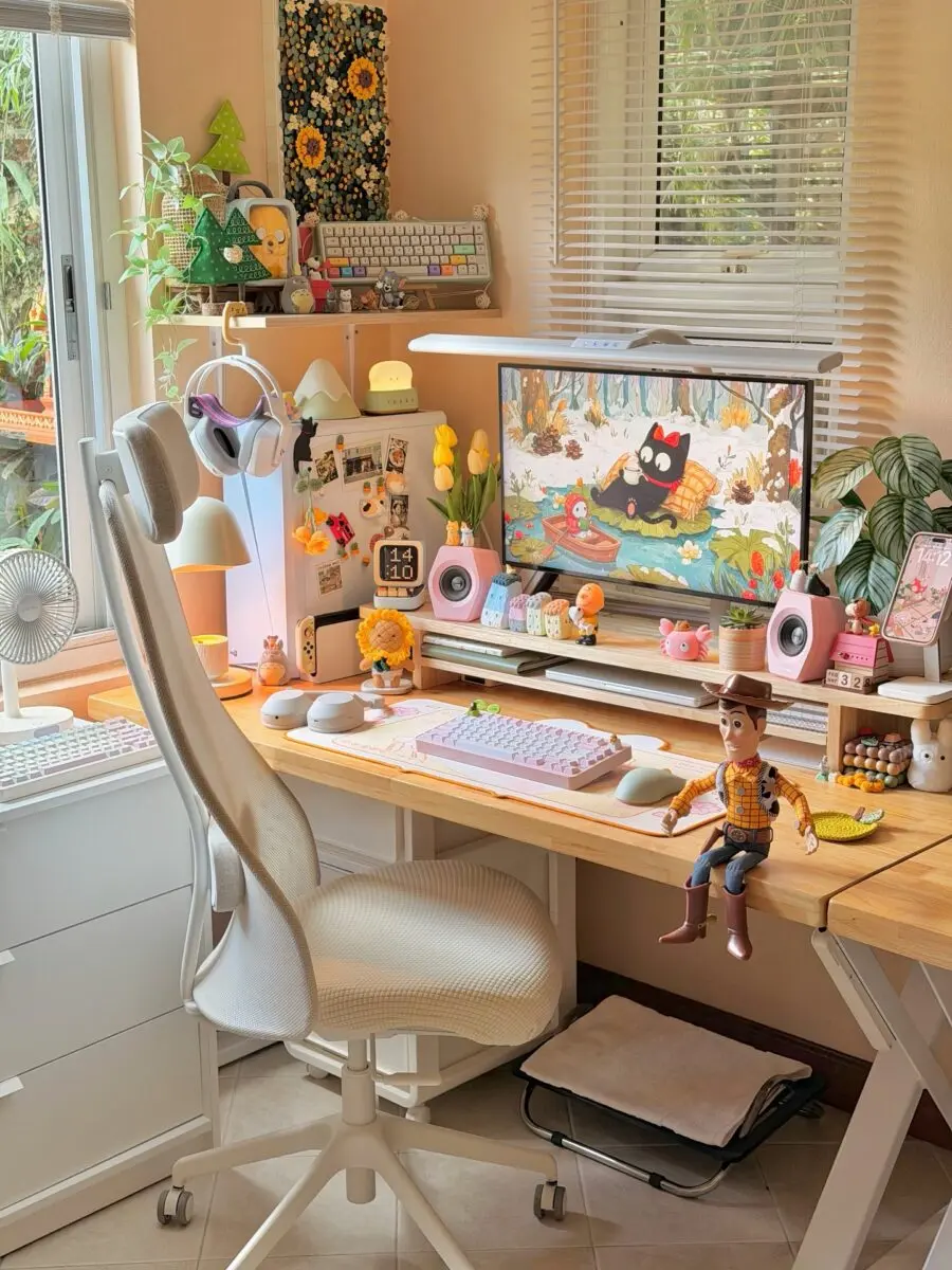 Vibrant and Cozy Study Desk Inspiration