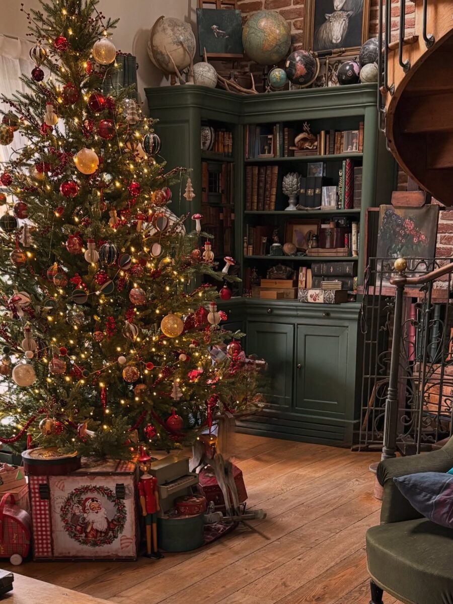Charming Christmas Tree with Cozy Accents