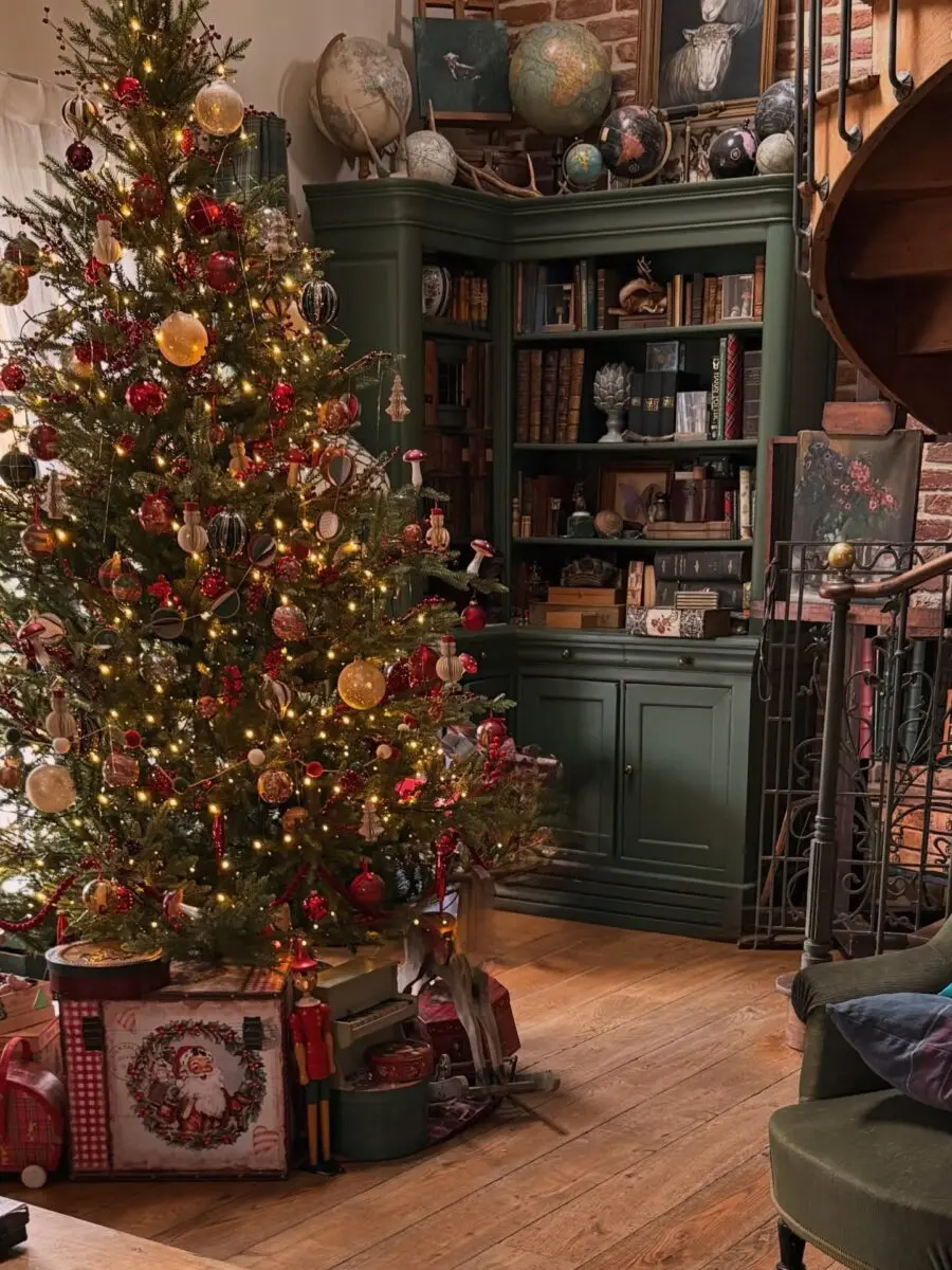 Charming Christmas Tree with Cozy Accents