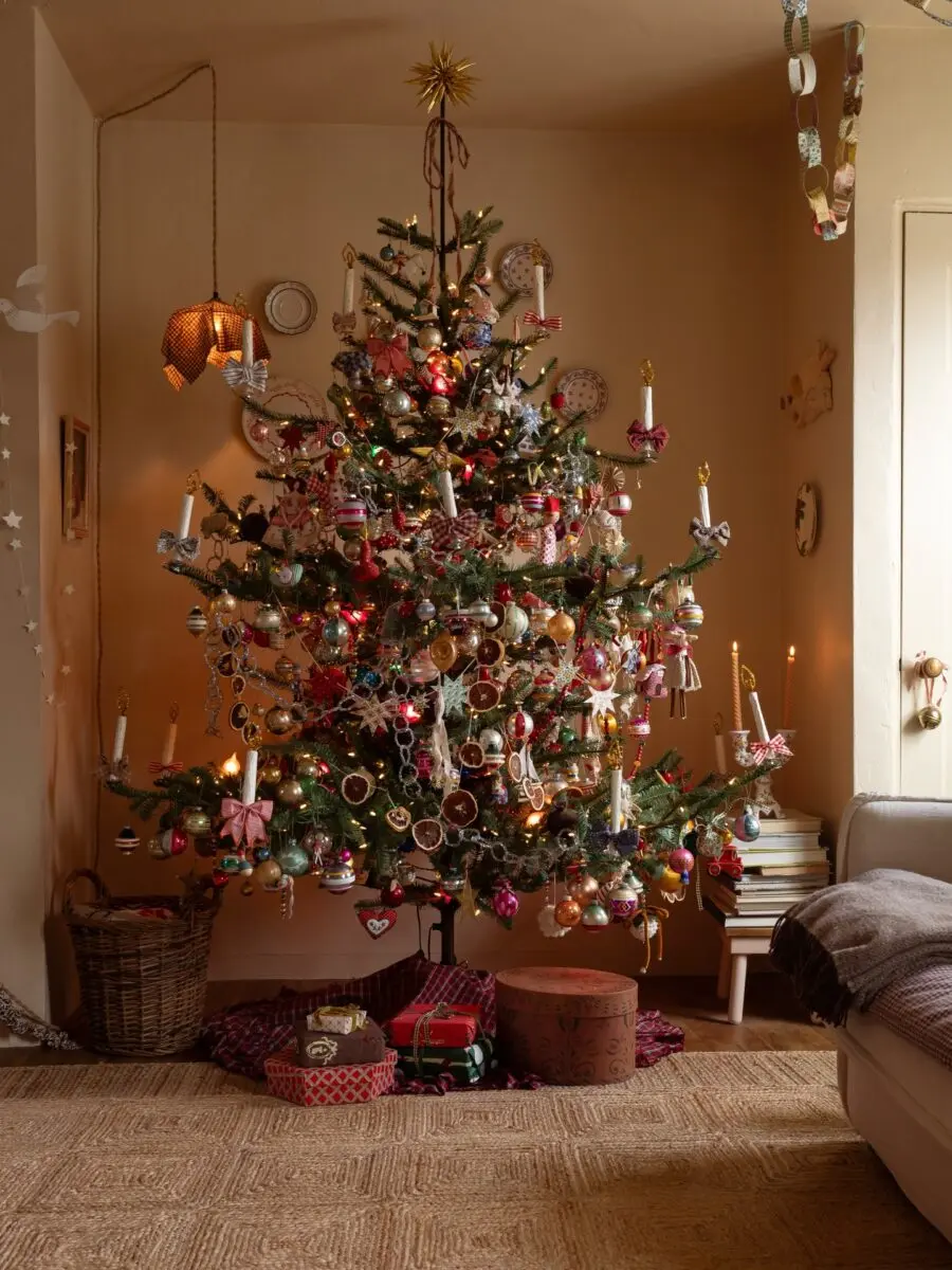 Charming and Festive Christmas Tree Decor