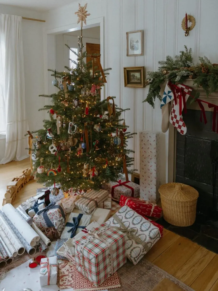 Charming Christmas Tree with Thoughtful Decor