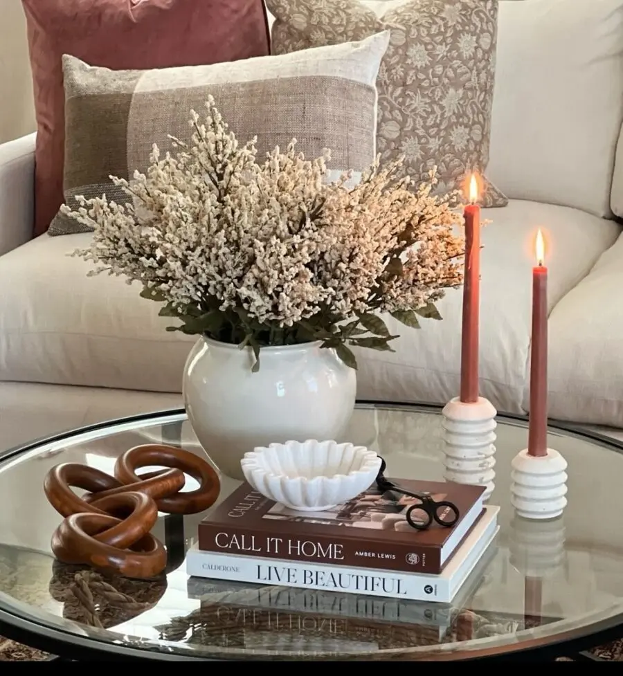 Chic and cozy coffee table arrangement for homes