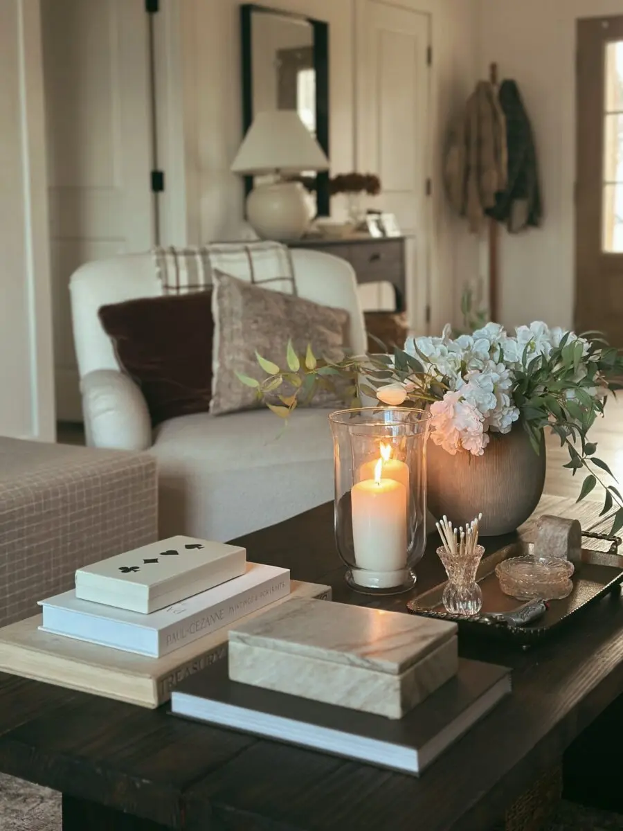 Charming coffee table decor for cozy spaces
