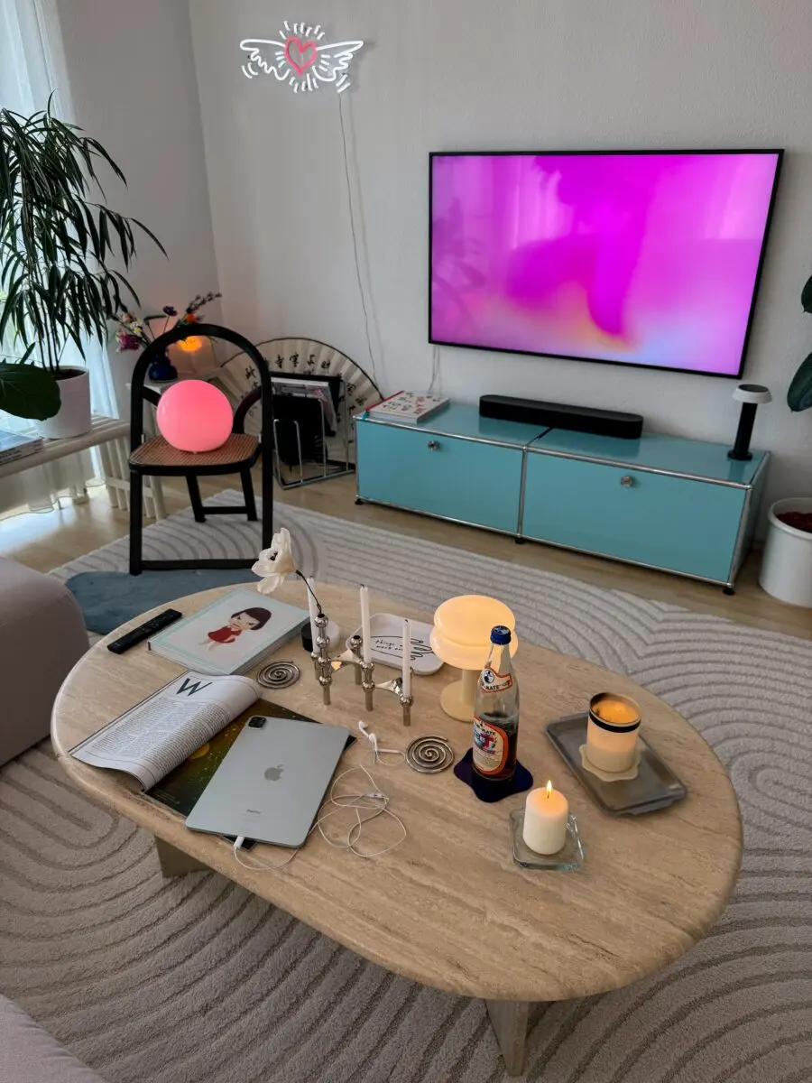 Chic and Inviting Coffee Table Arrangement