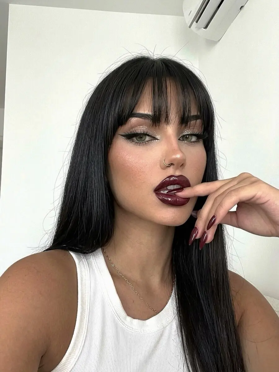 Bold lips and stunning eyes define this look