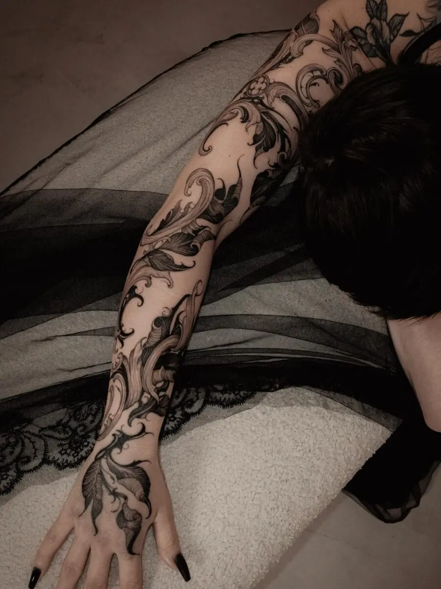Elegant Floral Designs in Dark Feminine Tattoos