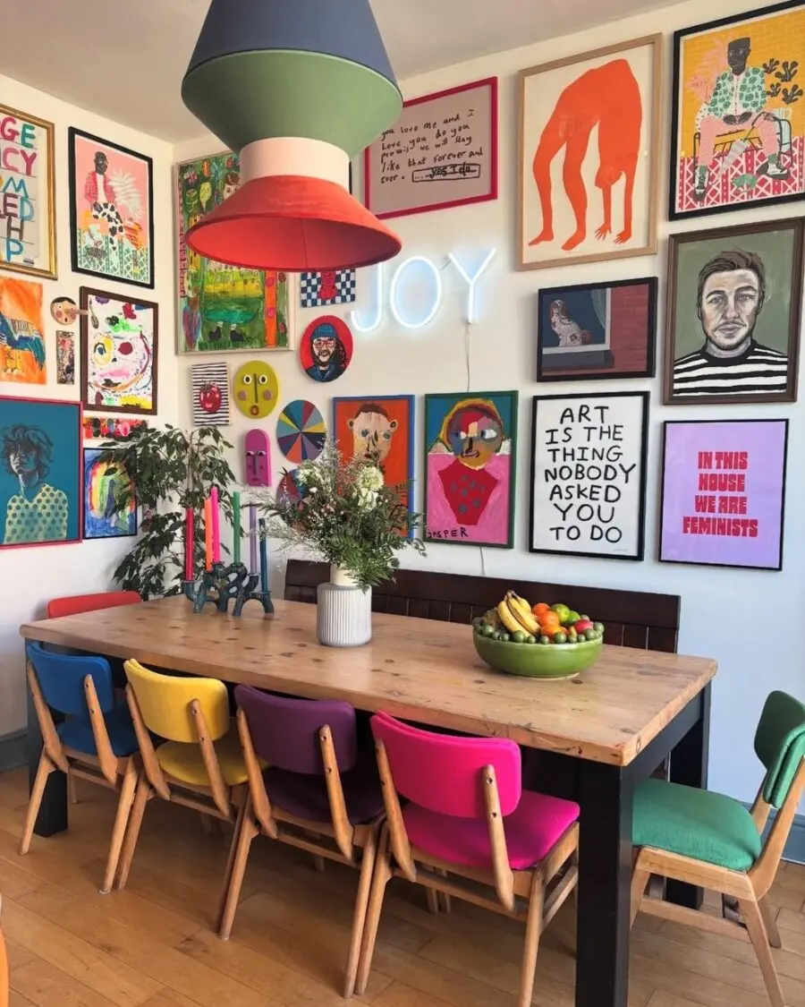 Vibrant Art Meets Cozy Dining Atmosphere