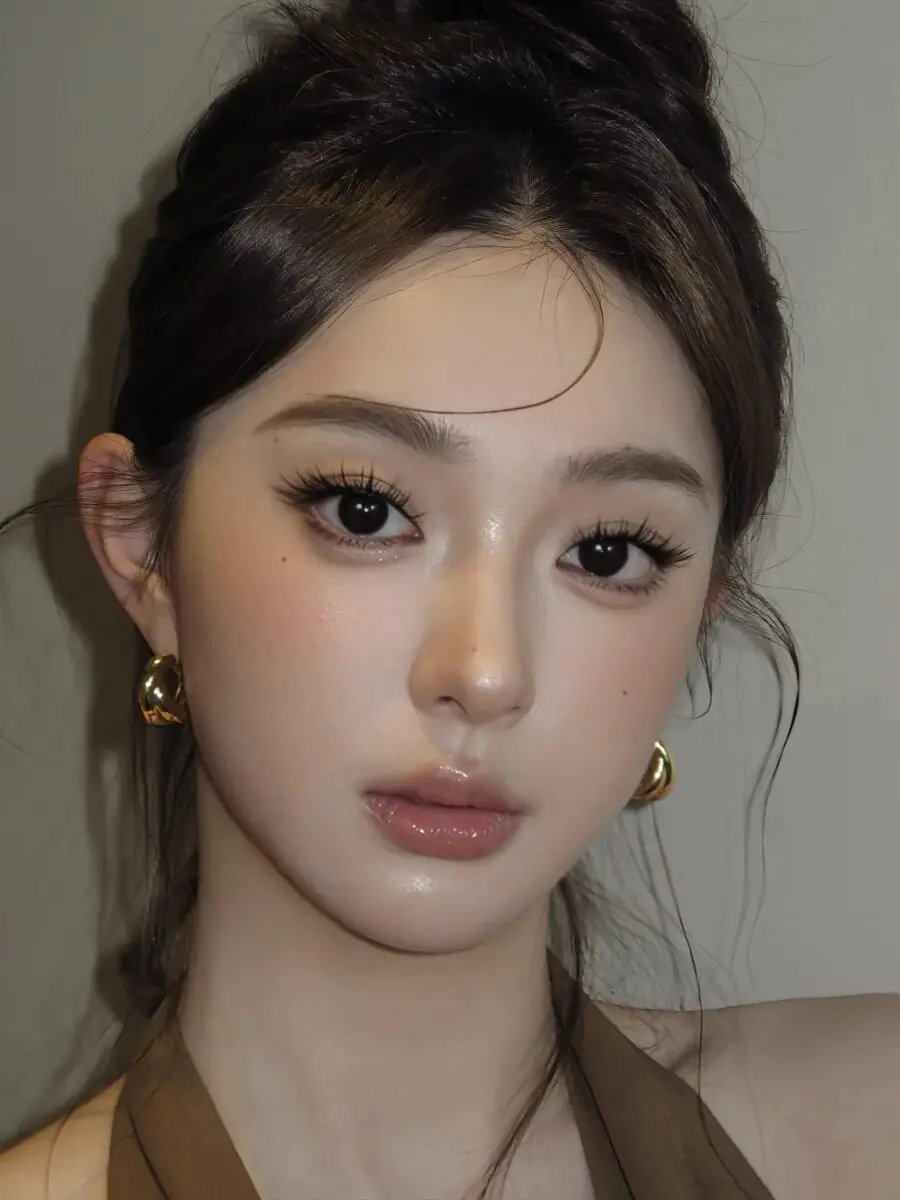 Natural glow with expressive eye makeup