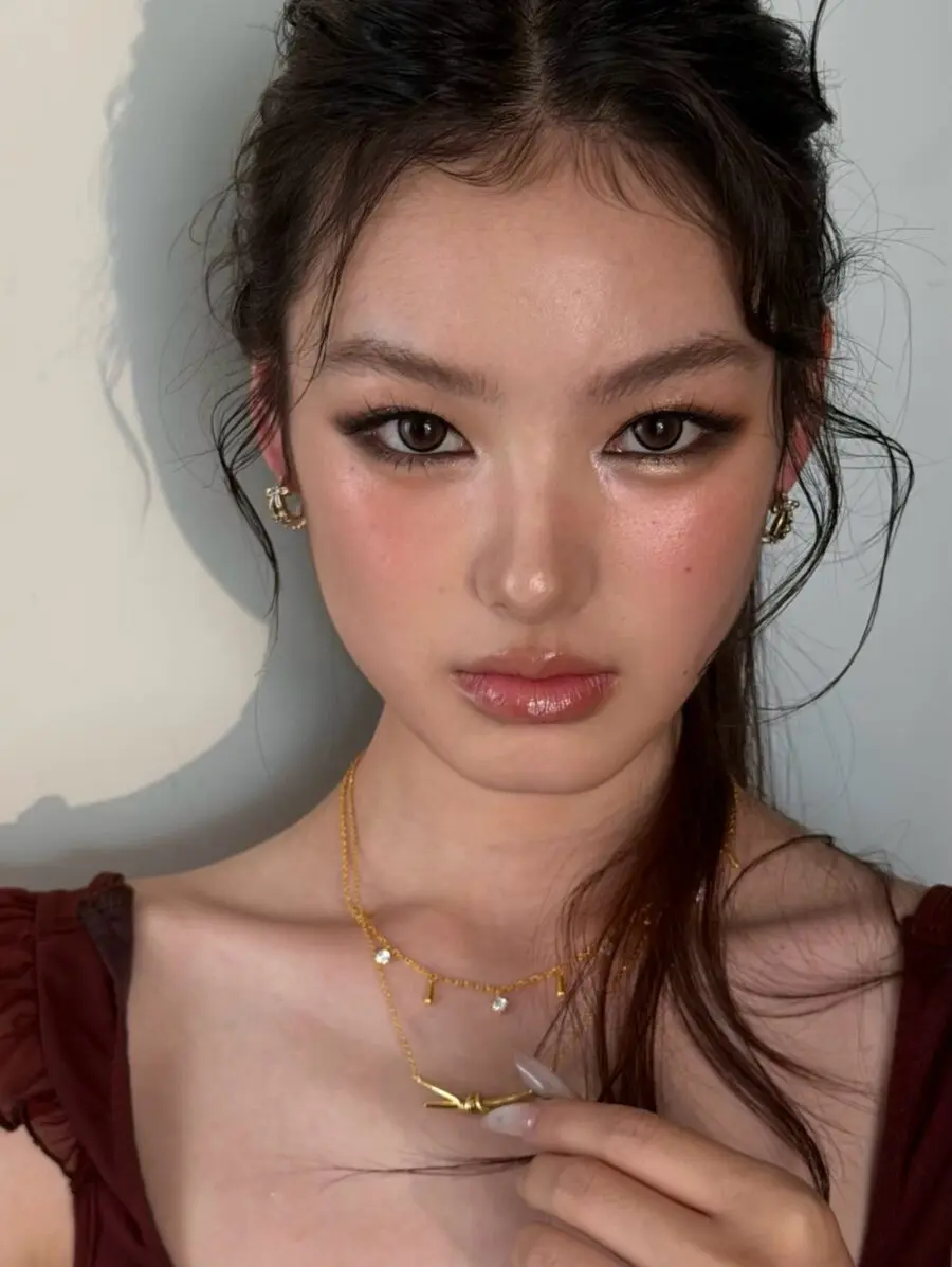 Elegant Douyin Makeup Style with Golden Accents