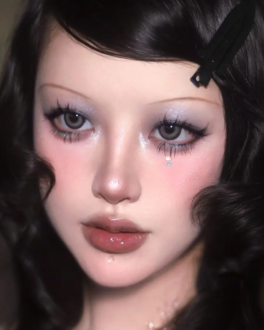 Glamorous Douyin Eye Makeup with Dewy Skin
