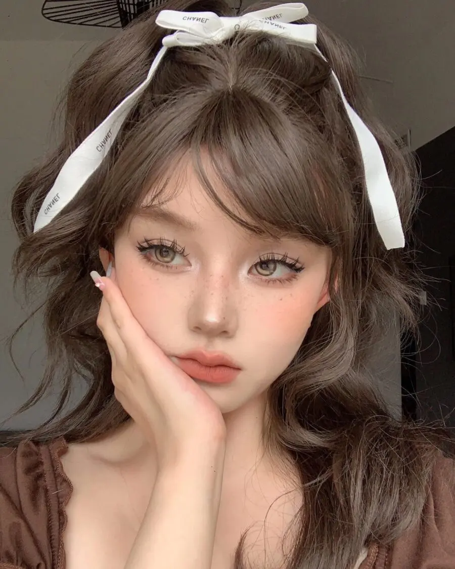 Soft glam look with a cute ribbon bow