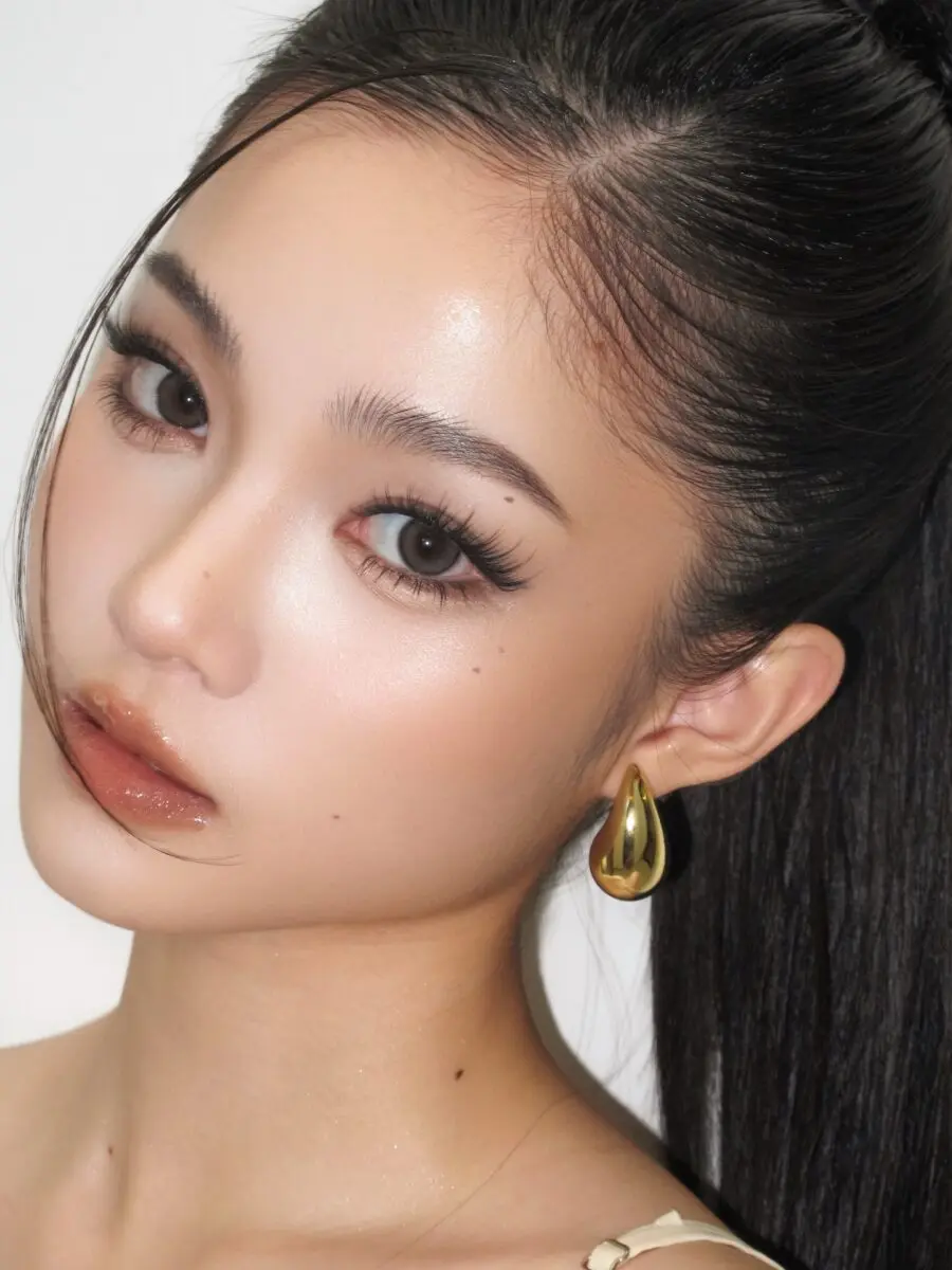 Elegant glow with smoky eye allure